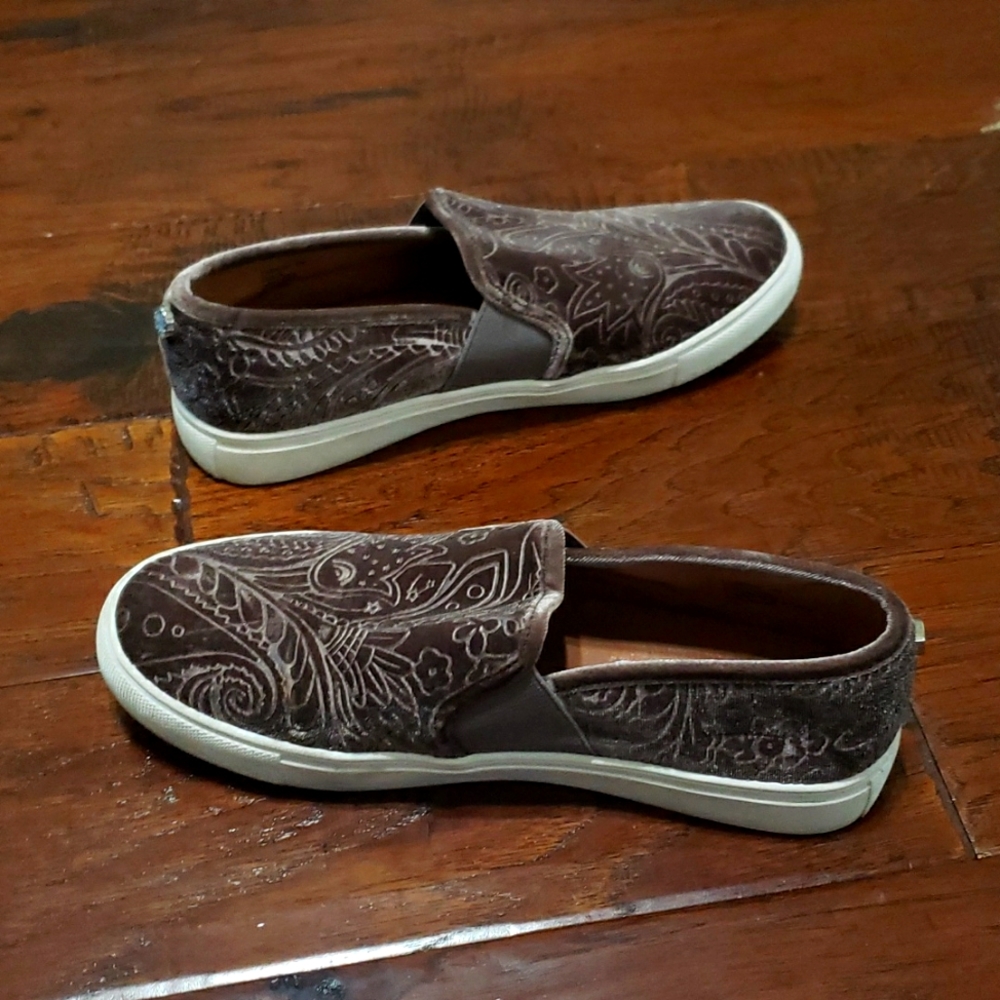 Steve Madden Evangel Velvet Slip on shoes Brown embossed